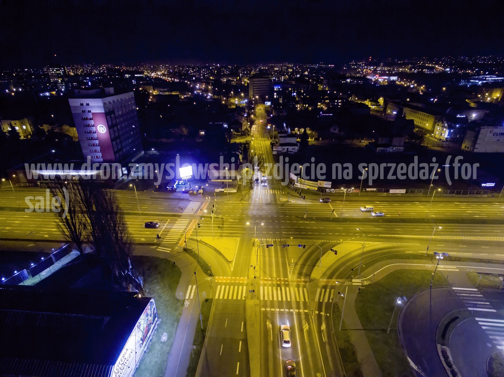2018-01-06-nocny-lot-dronem-w-Bydgoszczy-przy-galerii-Focus-Park_102-DeNoiseAI-standard-SharpenAI-Standard