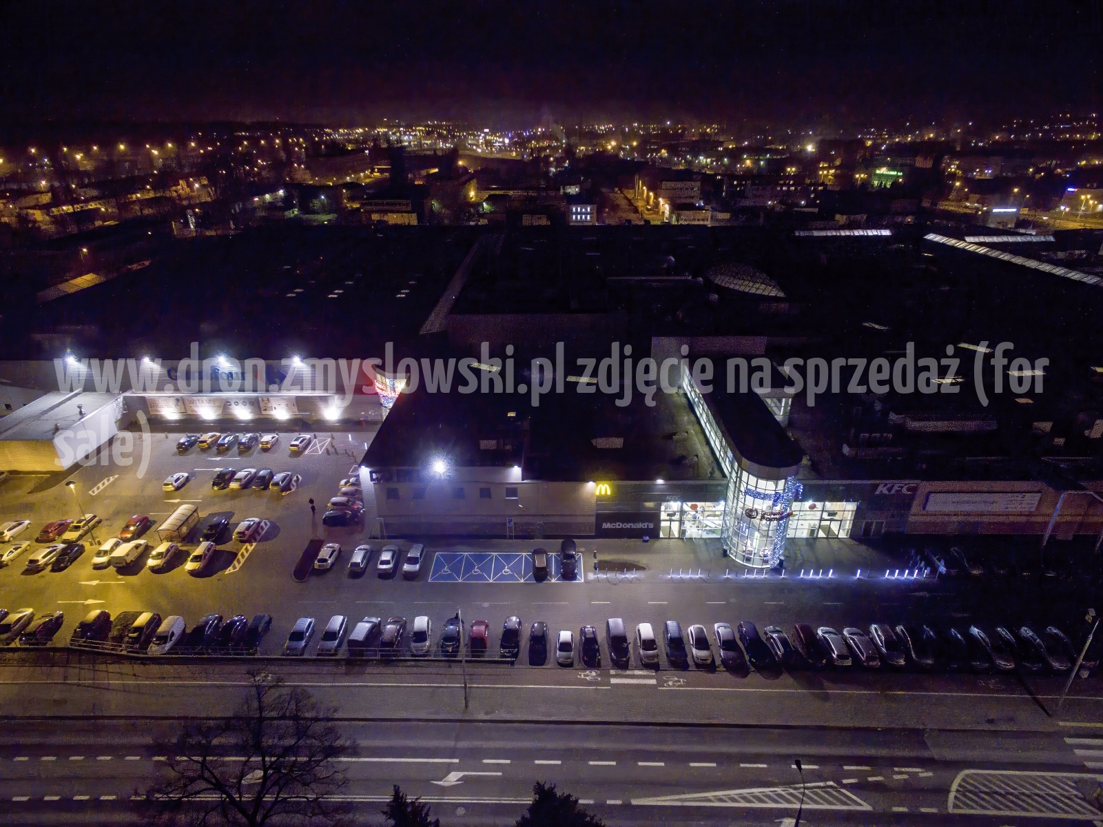 2018-01-06-nocny-lot-dronem-w-Bydgoszczy-przy-galerii-Galeria-Pomorska_270-DeNoiseAI-standard-SharpenAI-Motion
