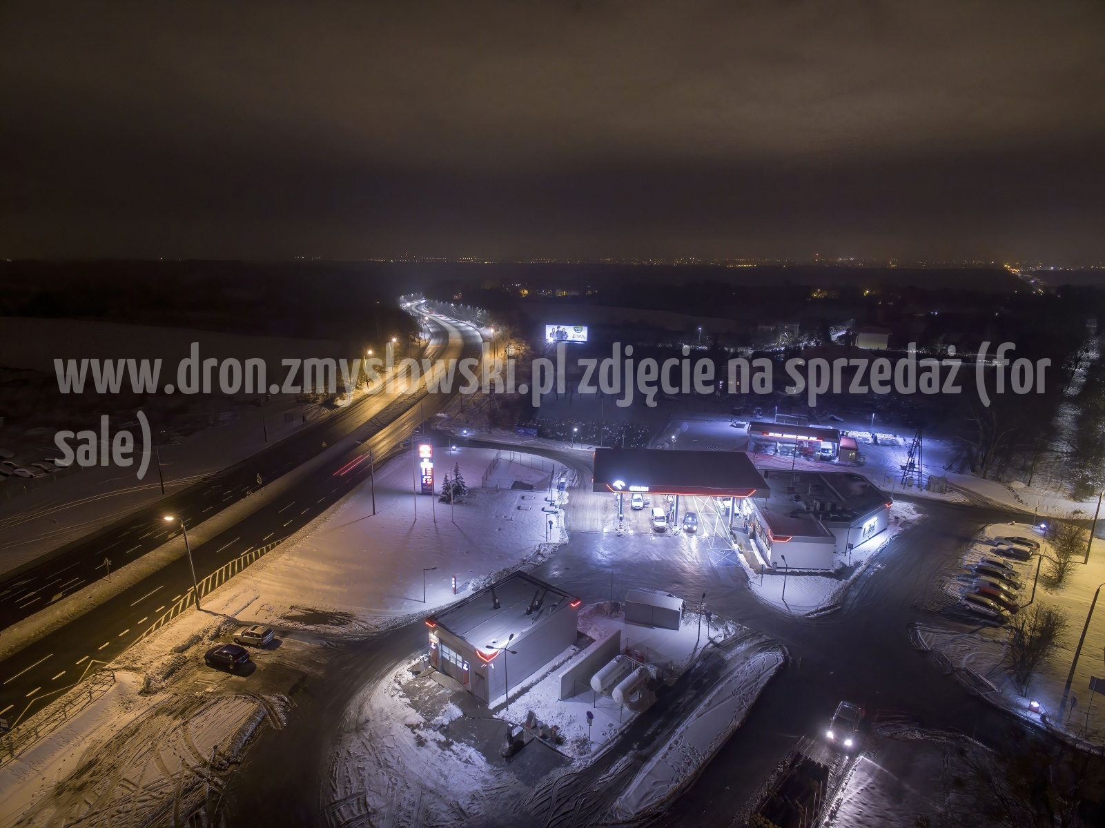 2018-01-17-nocny-lot-dronem-w-Bydgoszczy-na-ul.-Armii-Krajowej-004-DeNoiseAI-standard-SharpenAI-Motion