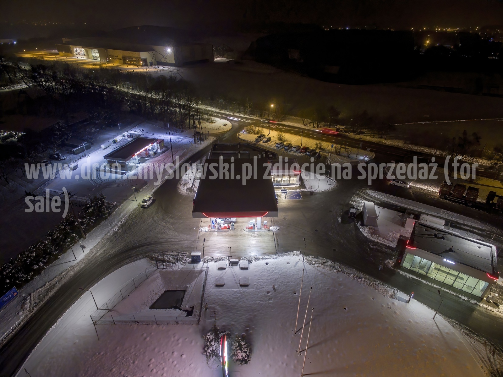 2018-01-17-nocny-lot-dronem-w-Bydgoszczy-na-ul.-Armii-Krajowej-006-DeNoiseAI-standard-SharpenAI-Motion
