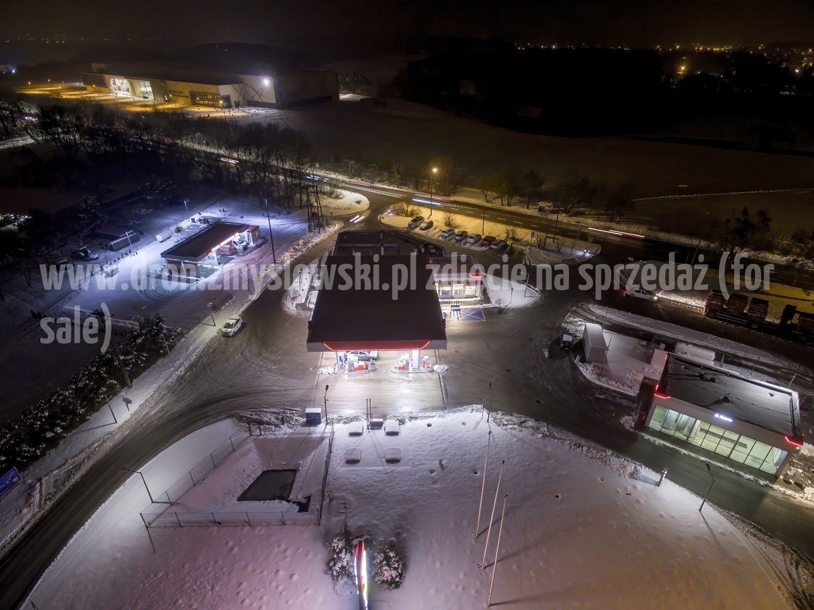 2018-01-17-nocny-lot-dronem-w-Bydgoszczy-na-ul.-Armii-Krajowej-009-DeNoiseAI-standard-SharpenAI-Motion