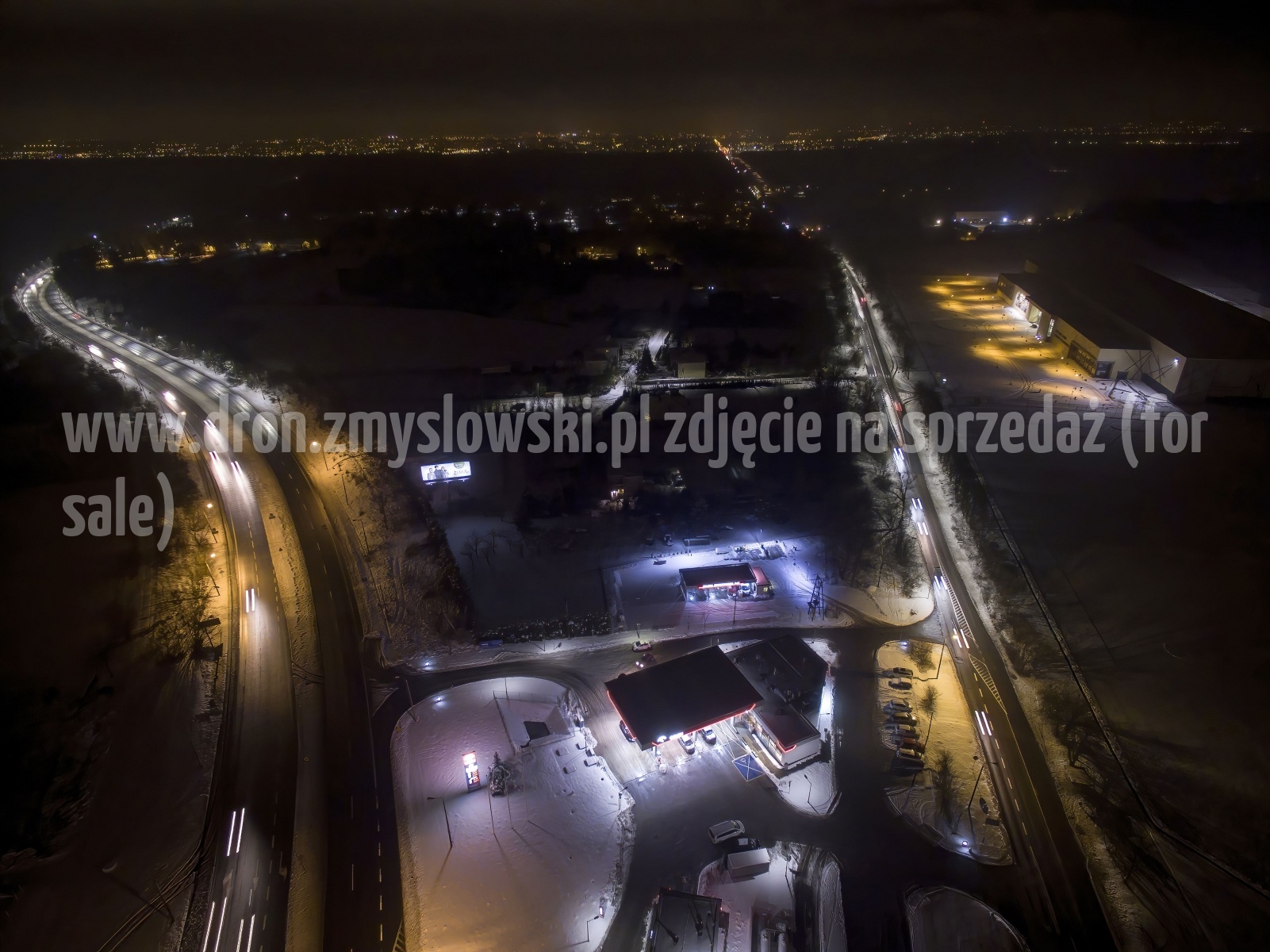 2018-01-17-nocny-lot-dronem-w-Bydgoszczy-na-ul.-Armii-Krajowej-041-DeNoiseAI-standard-SharpenAI-Motion