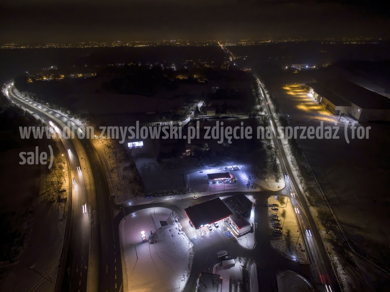 2018-01-17-nocny-lot-dronem-w-Bydgoszczy-na-ul.-Armii-Krajowej-042-DeNoiseAI-standard-SharpenAI-Motion
