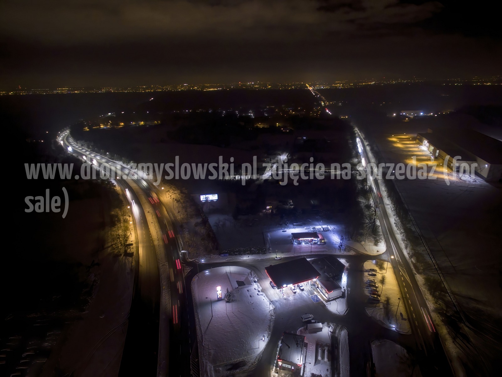 2018-01-17-nocny-lot-dronem-w-Bydgoszczy-na-ul.-Armii-Krajowej-045-DeNoiseAI-standard-SharpenAI-Standard