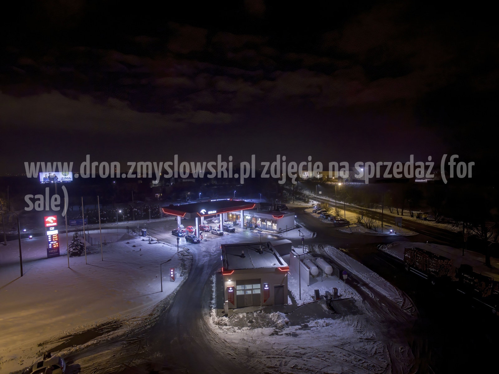 2018-01-17-nocny-lot-dronem-w-Bydgoszczy-na-ul.-Armii-Krajowej-053-DeNoiseAI-standard-SharpenAI-Motion