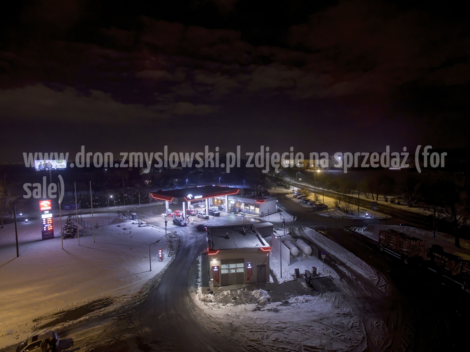 2018-01-17-nocny-lot-dronem-w-Bydgoszczy-na-ul.-Armii-Krajowej-055-DeNoiseAI-standard-SharpenAI-Motion