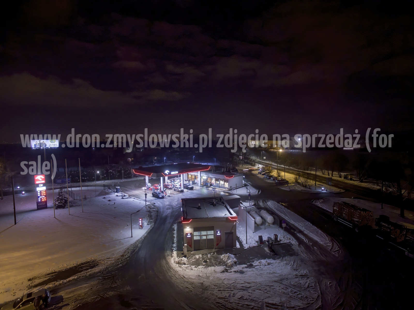 2018-01-17-nocny-lot-dronem-w-Bydgoszczy-na-ul.-Armii-Krajowej-058-DeNoiseAI-standard-SharpenAI-Motion