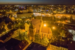 2023-04-30-nocny-lot-dronem-w-Bydgoszczy-nad-Starym-Rynkiem-Wyspa-Mlynska-i-Mostowa_907-topaz-denoise-sharpen