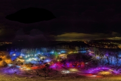 2023-12-01-lot-dronem-nad-Garden-Of-Lights_panorama_003-topaz-denoise-sharpen