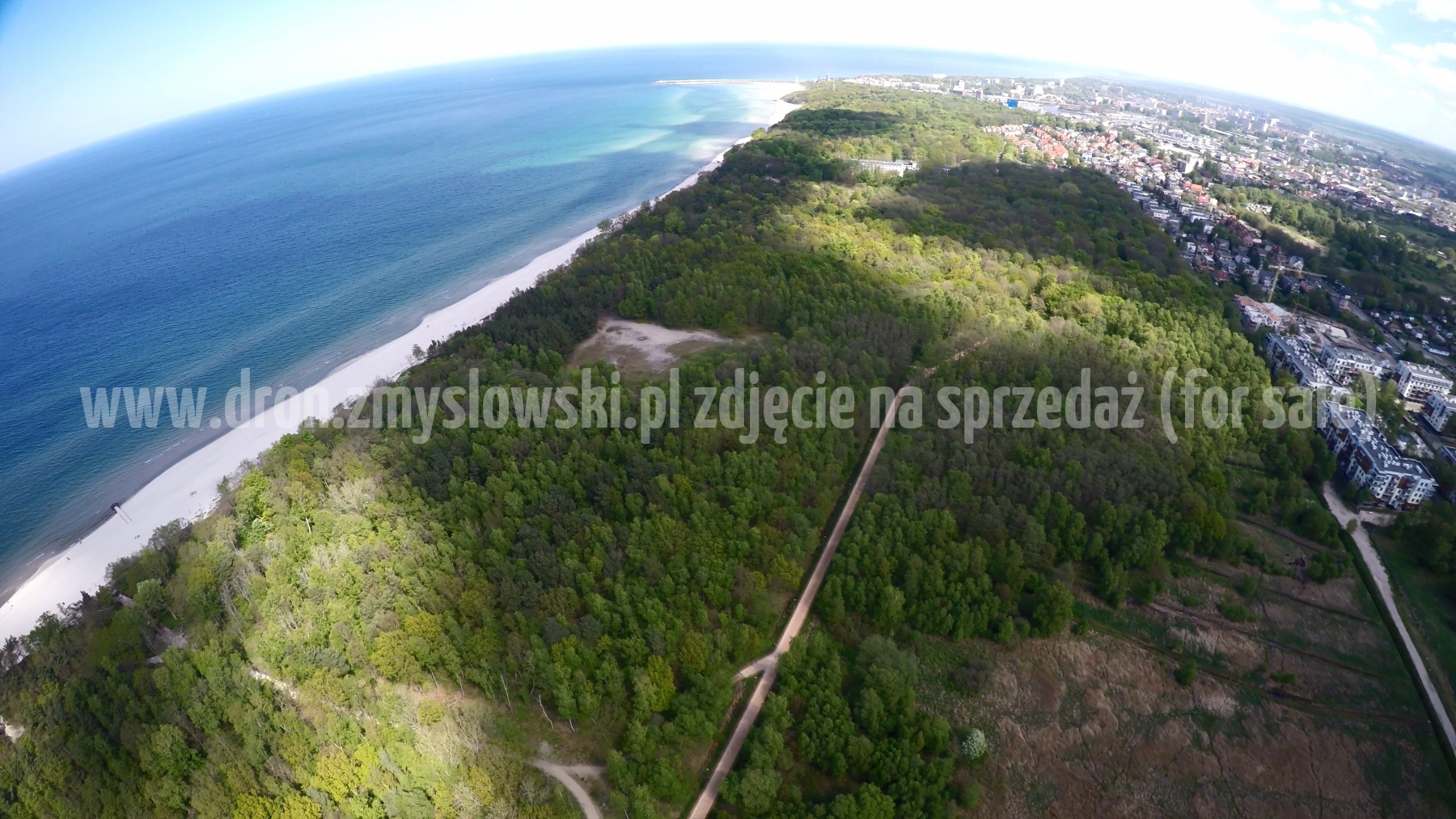 2016-05-10-lot-dronem-w-Kolobrzegu-nad-hotel-tuz-nad-brzegiem-morza-001_035