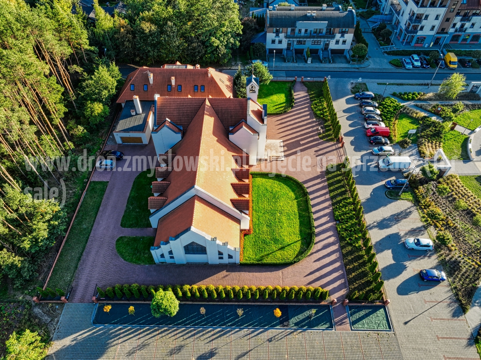 Niemcz - kościół Najświętszej Maryi Panny Wspomożycielki Wiernych w Niemczu z drona - 2022