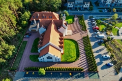 Niemcz - kościół Najświętszej Maryi Panny Wspomożycielki Wiernych w Niemczu z drona - 2022
