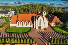 Niemcz - kościół Najświętszej Maryi Panny Wspomożycielki Wiernych w Niemczu z drona - 2022
