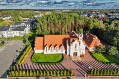 Niemcz - kościół Najświętszej Maryi Panny Wspomożycielki Wiernych w Niemczu z drona - 2022