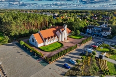Niemcz - kościół Najświętszej Maryi Panny Wspomożycielki Wiernych w Niemczu z drona - 2022