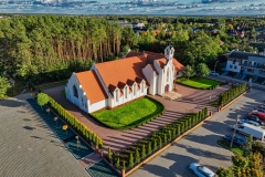 Niemcz - kościół Najświętszej Maryi Panny Wspomożycielki Wiernych w Niemczu z drona - 2022