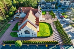 Niemcz - kościół Najświętszej Maryi Panny Wspomożycielki Wiernych w Niemczu z drona - 2022