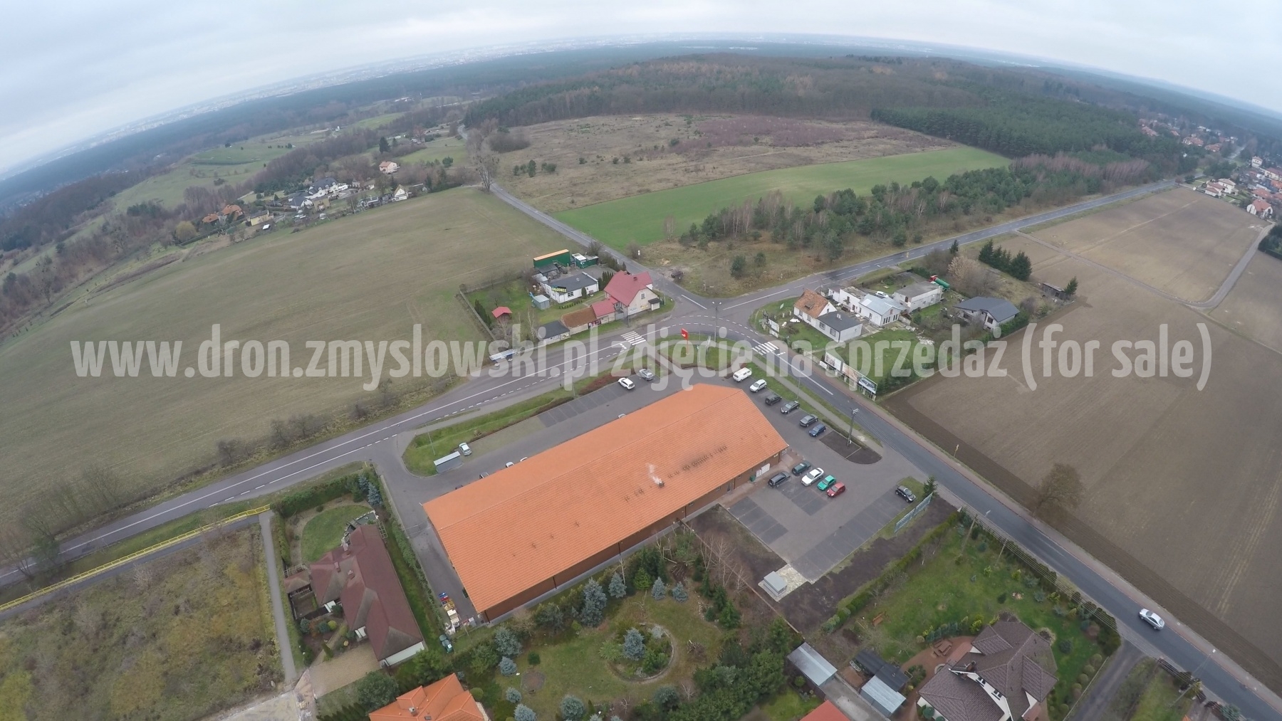 2015-11-29-lot-dronem-w-Niemczu-kolo-sklepu-Polo-001