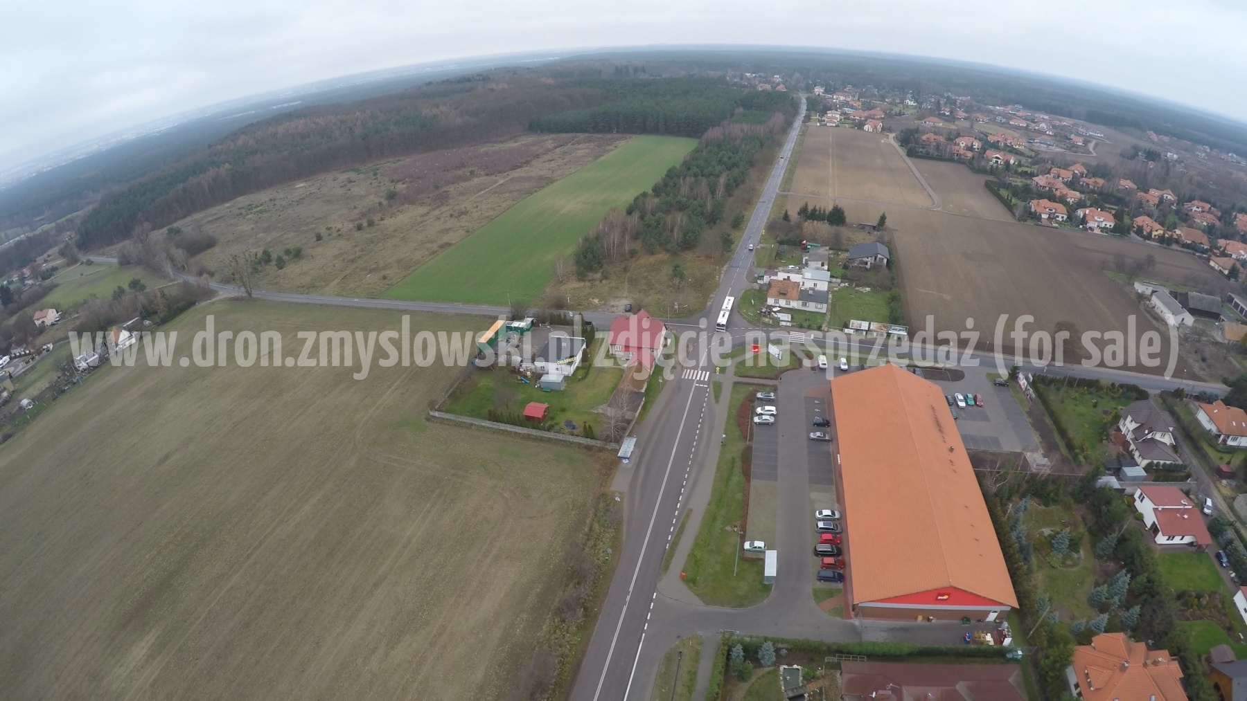 2015-11-29-lot-dronem-w-Niemczu-kolo-sklepu-Polo-008