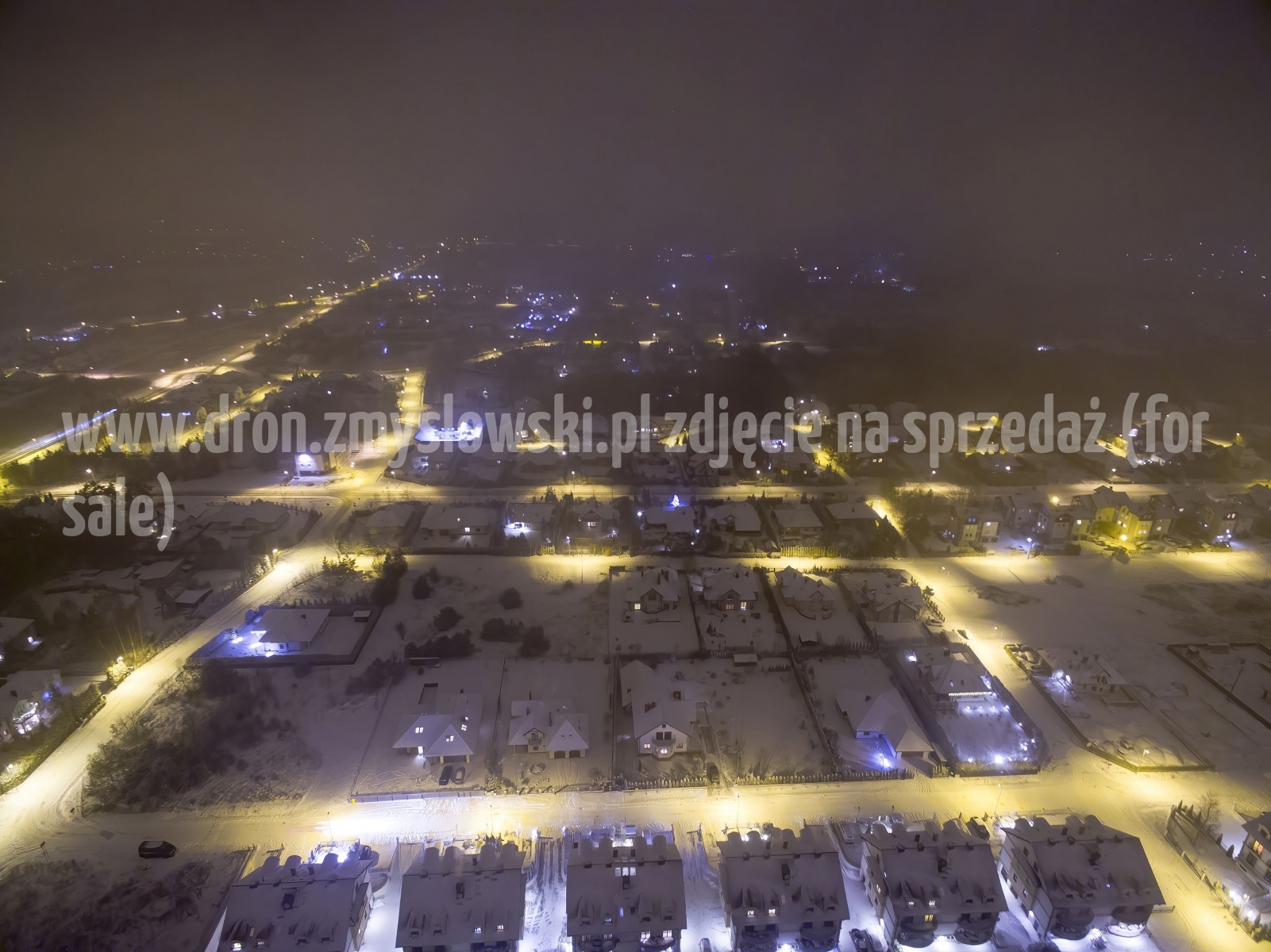 2018-01-16-nocny-lot-dronem-w-Niemczu-na-ul-Elizy-Orzeszkowej-068-DeNoiseAI-standard-SharpenAI-Standard