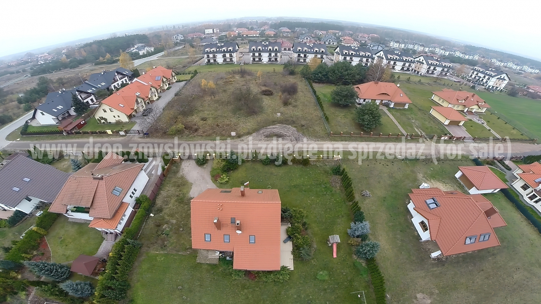 2014-11-13-lot-dronem-nad-Niemczem-nad-ul-Elizy-Orzeszkowej-012-gigapixel-standard-width-3840px-SharpenAI-Motion