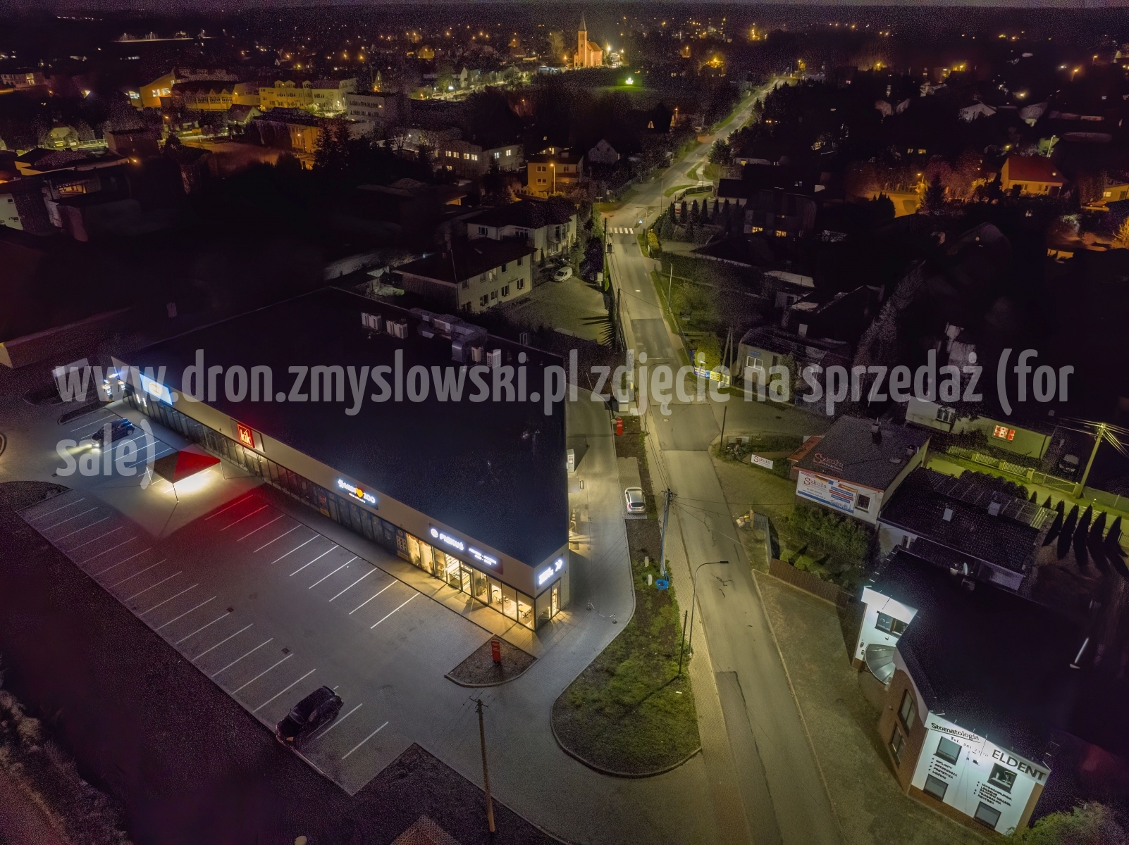 2022-11-06-nocny-lot-dronem-w-Osielsku-przy-Galerii-Osielsko_848-topaz-denoise