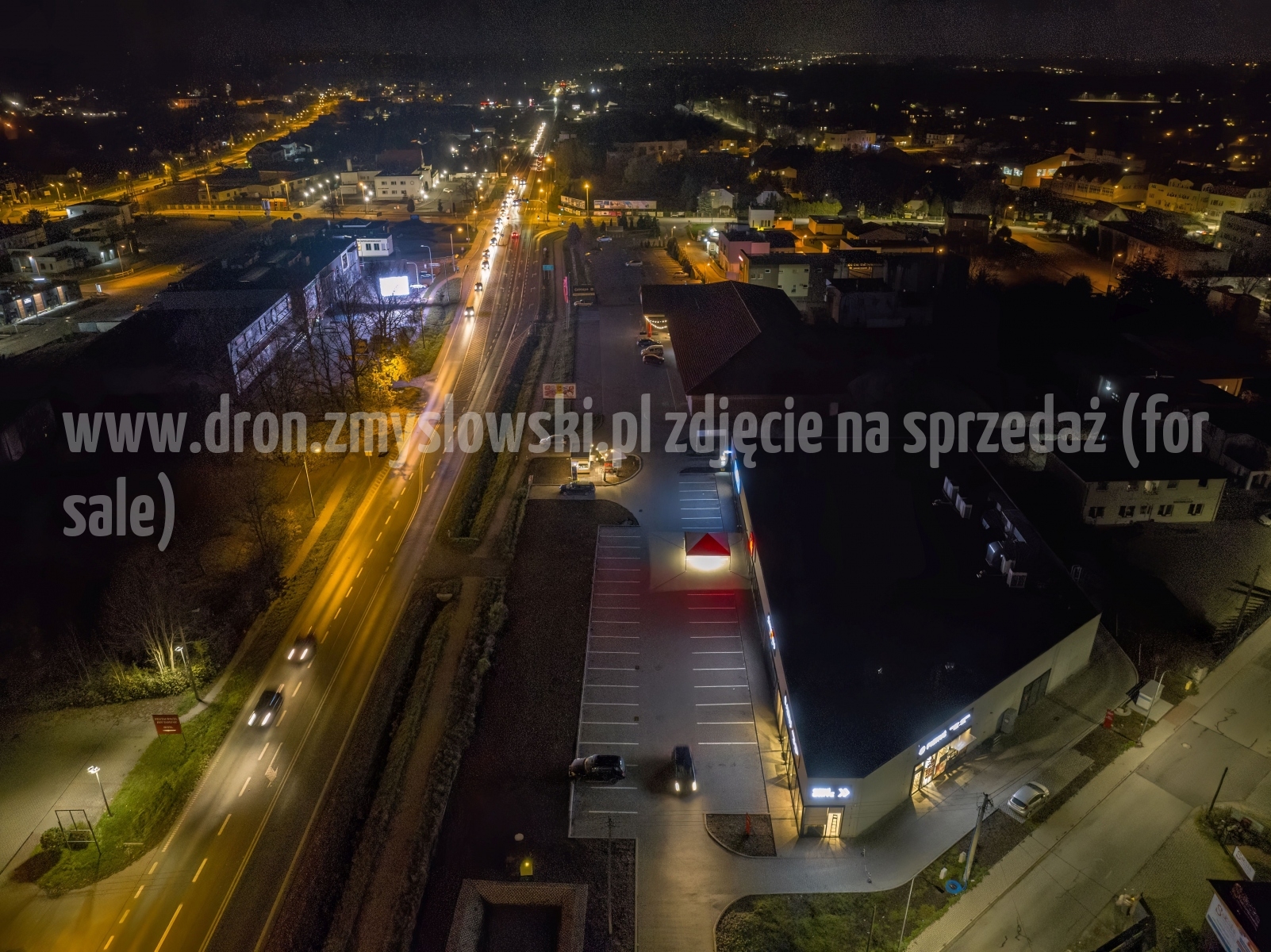 2022-11-06-nocny-lot-dronem-w-Osielsku-przy-Galerii-Osielsko_867-topaz-denoise