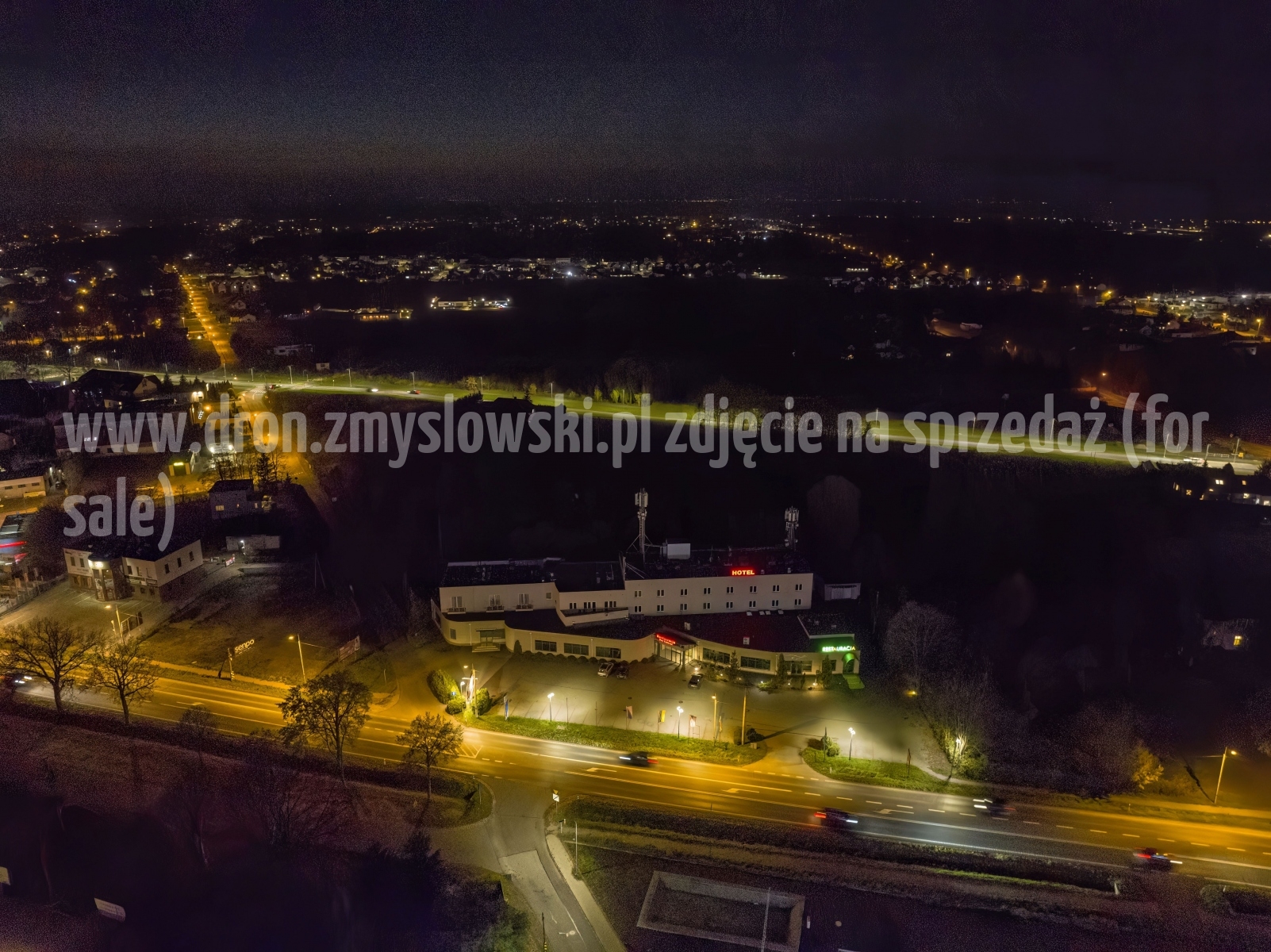 2022-11-06-nocny-lot-dronem-w-Osielsku-przy-Galerii-Osielsko_871-topaz-denoise