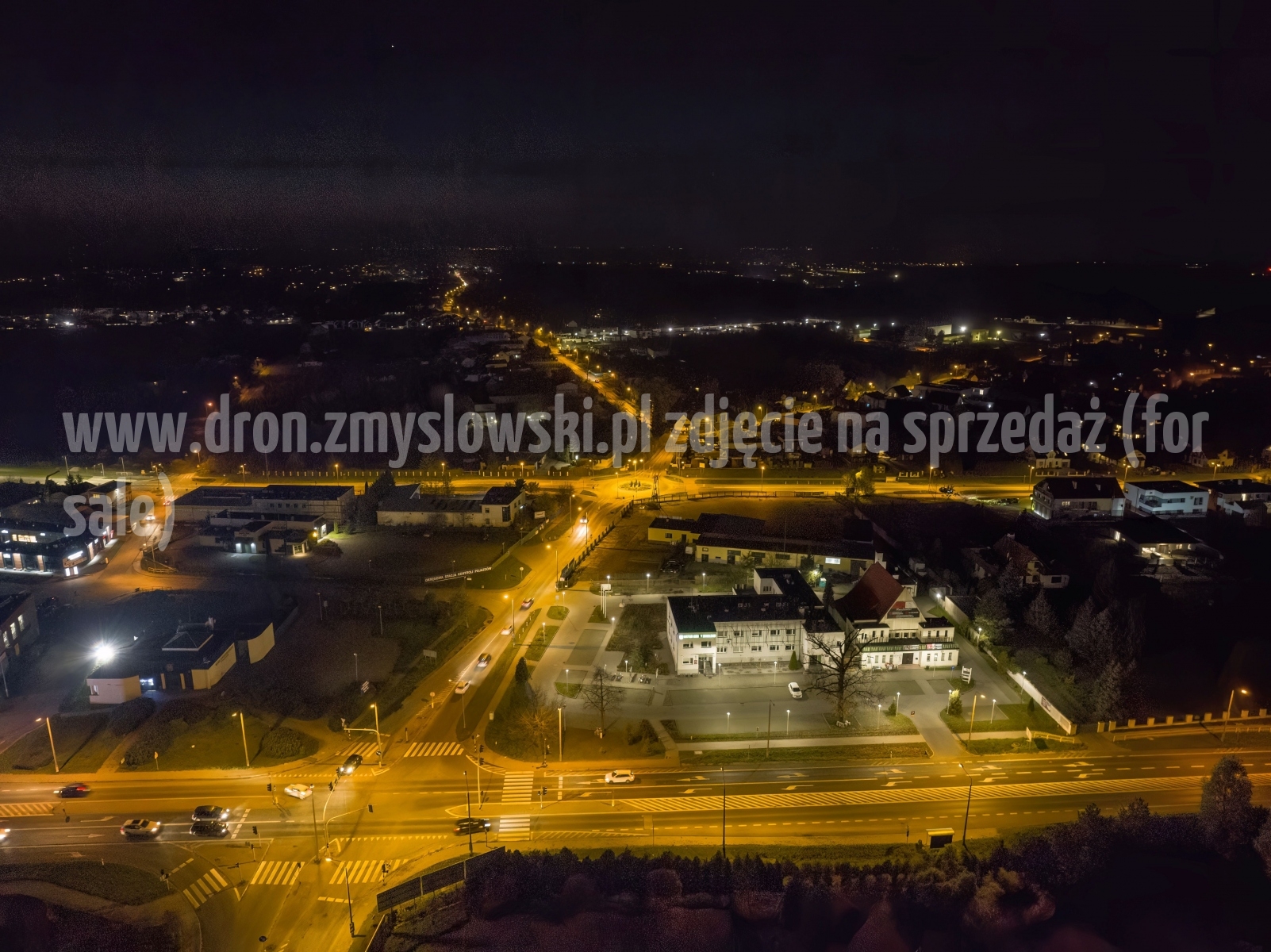 2022-11-06-nocny-lot-dronem-w-Osielsku-przy-Galerii-Osielsko_875-topaz-denoise