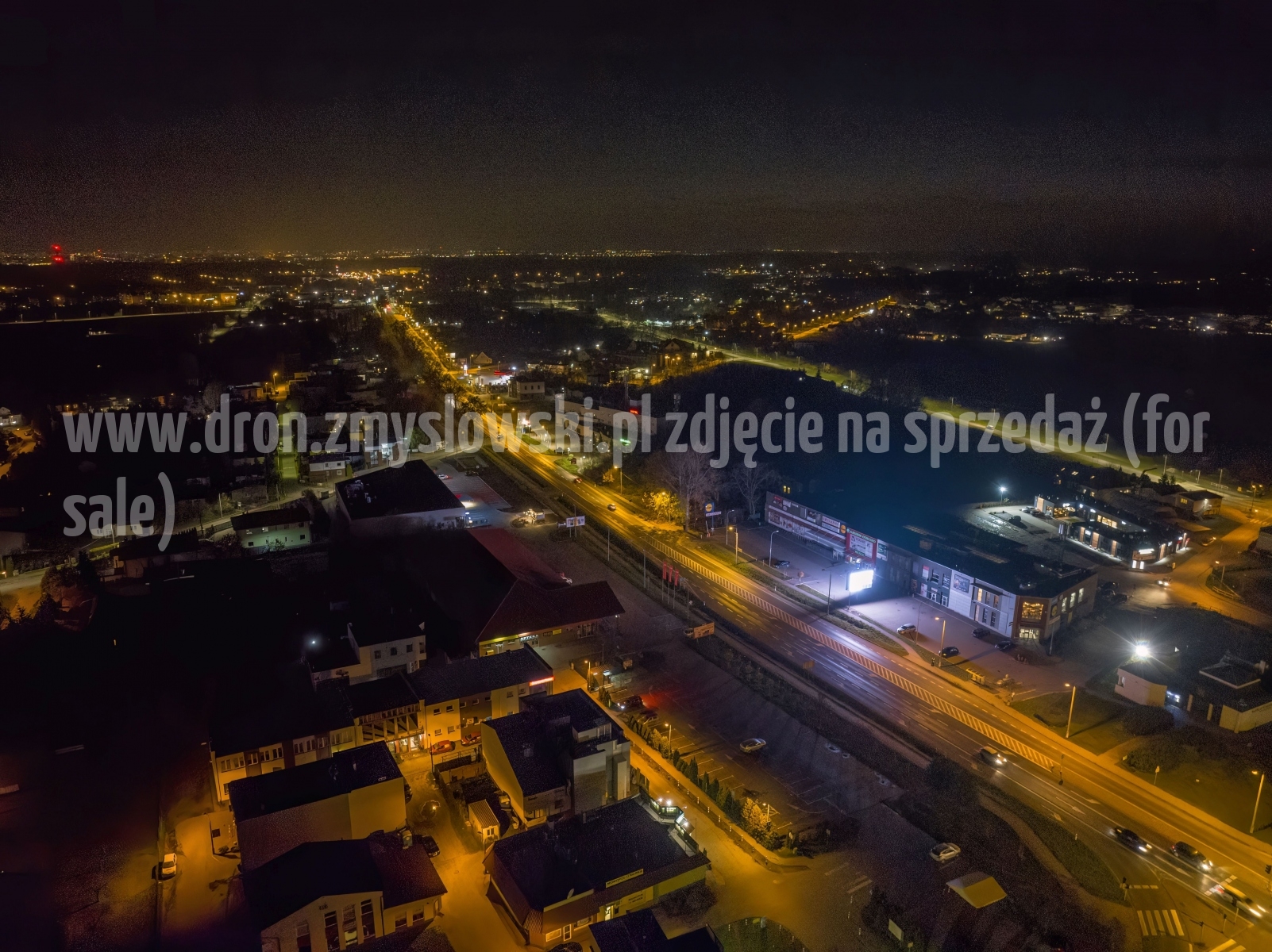 2022-11-06-nocny-lot-dronem-w-Osielsku-przy-Galerii-Osielsko_881-topaz-denoise