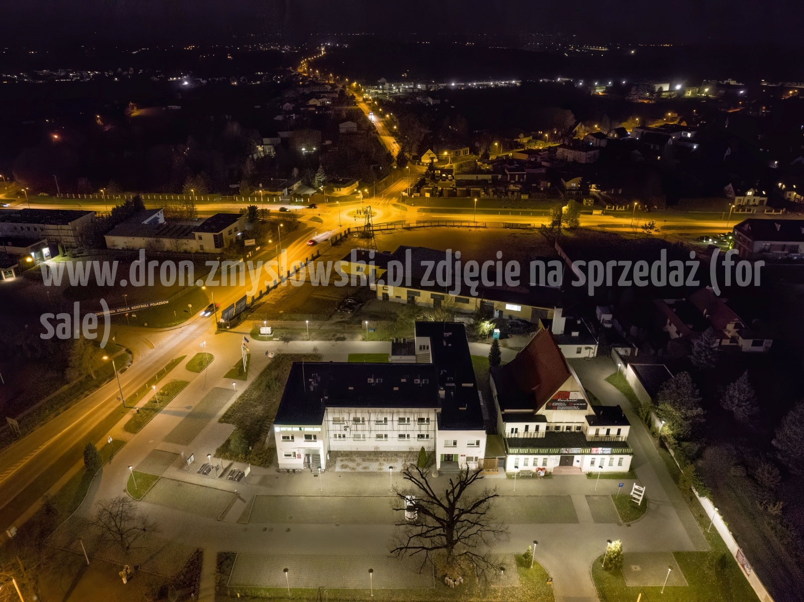2022-11-06-nocny-lot-dronem-w-Osielsku-przy-Galerii-Osielsko_893-topaz-denoise