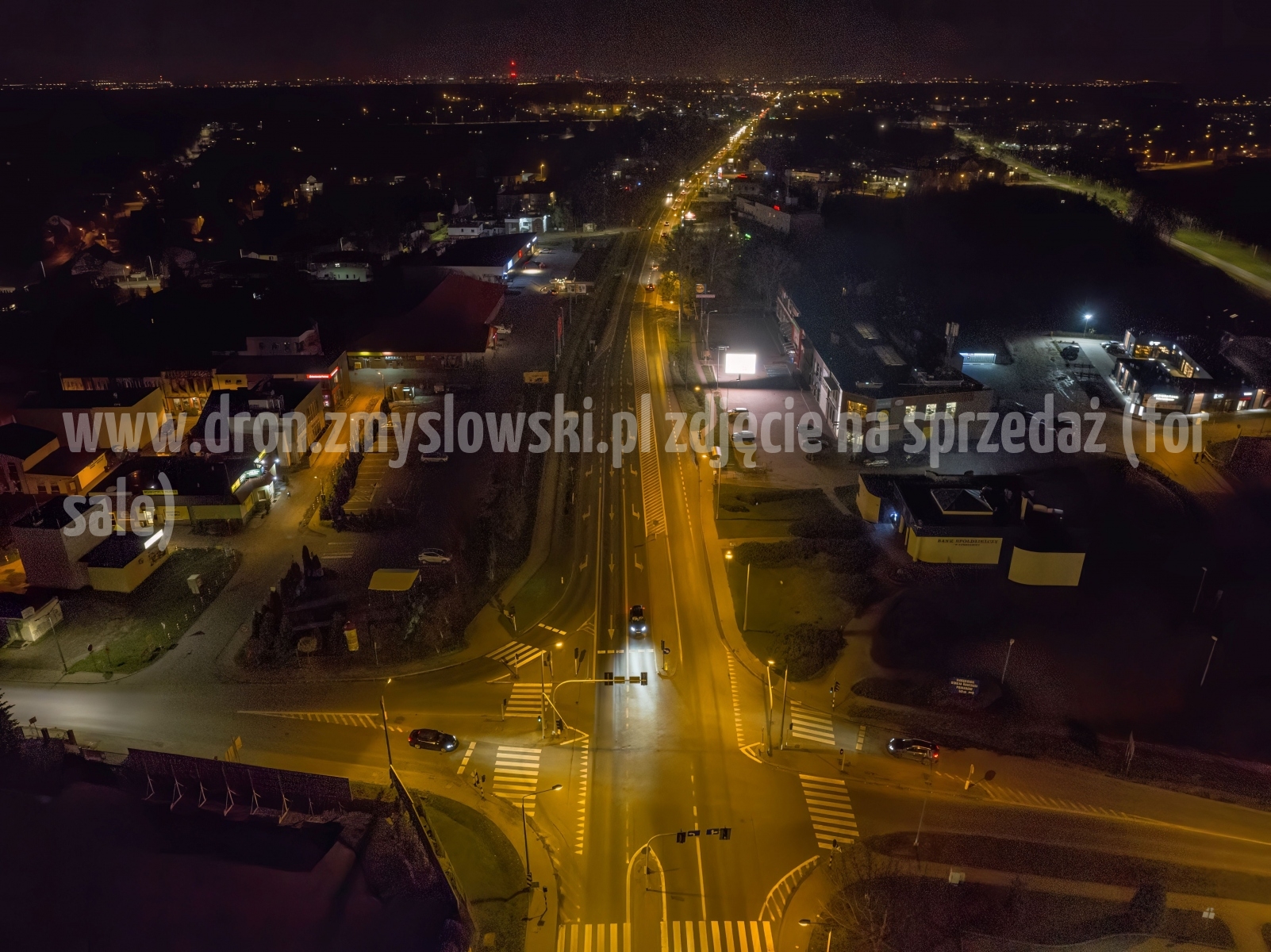 2022-11-06-nocny-lot-dronem-w-Osielsku-przy-Galerii-Osielsko_900-topaz-denoise