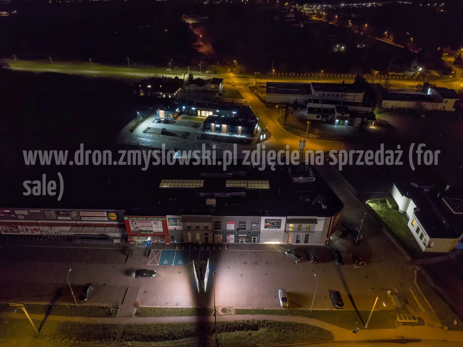 2022-11-06-nocny-lot-dronem-w-Osielsku-przy-Galerii-Osielsko_924-topaz-denoise
