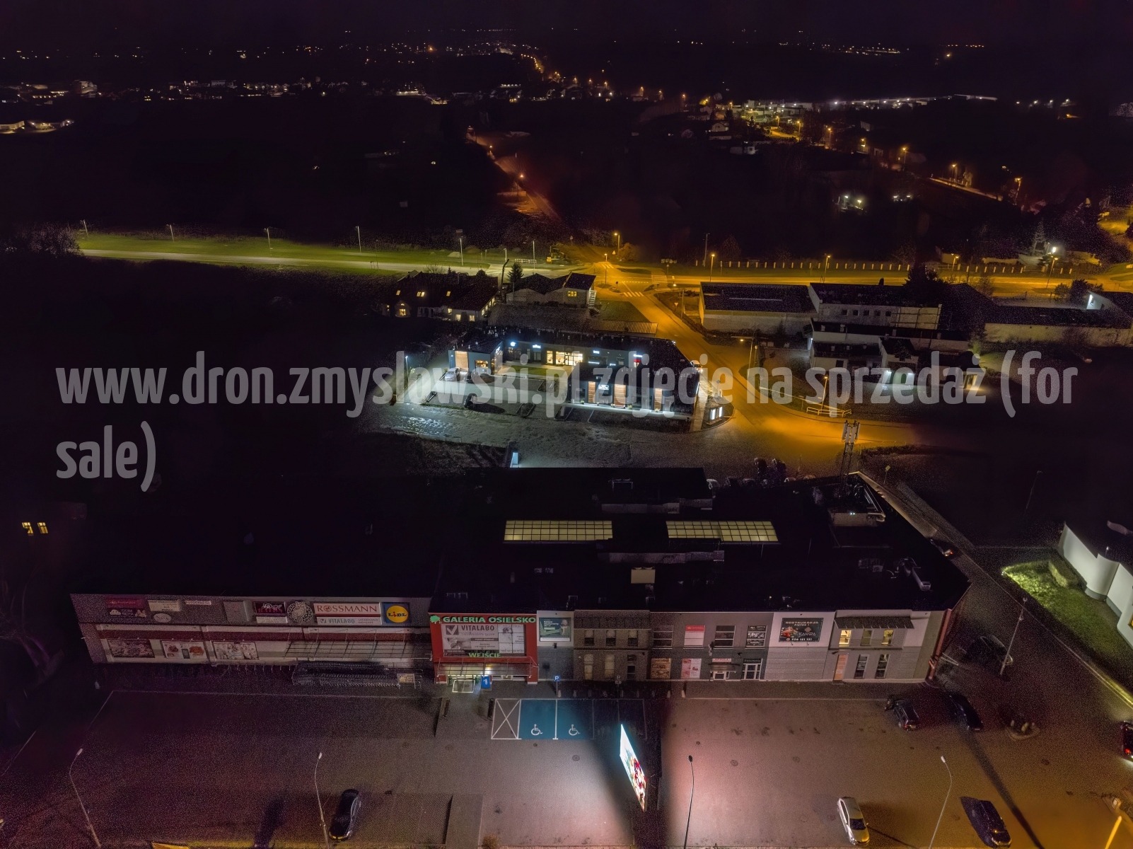 2022-11-06-nocny-lot-dronem-w-Osielsku-przy-Galerii-Osielsko_933-topaz-denoise