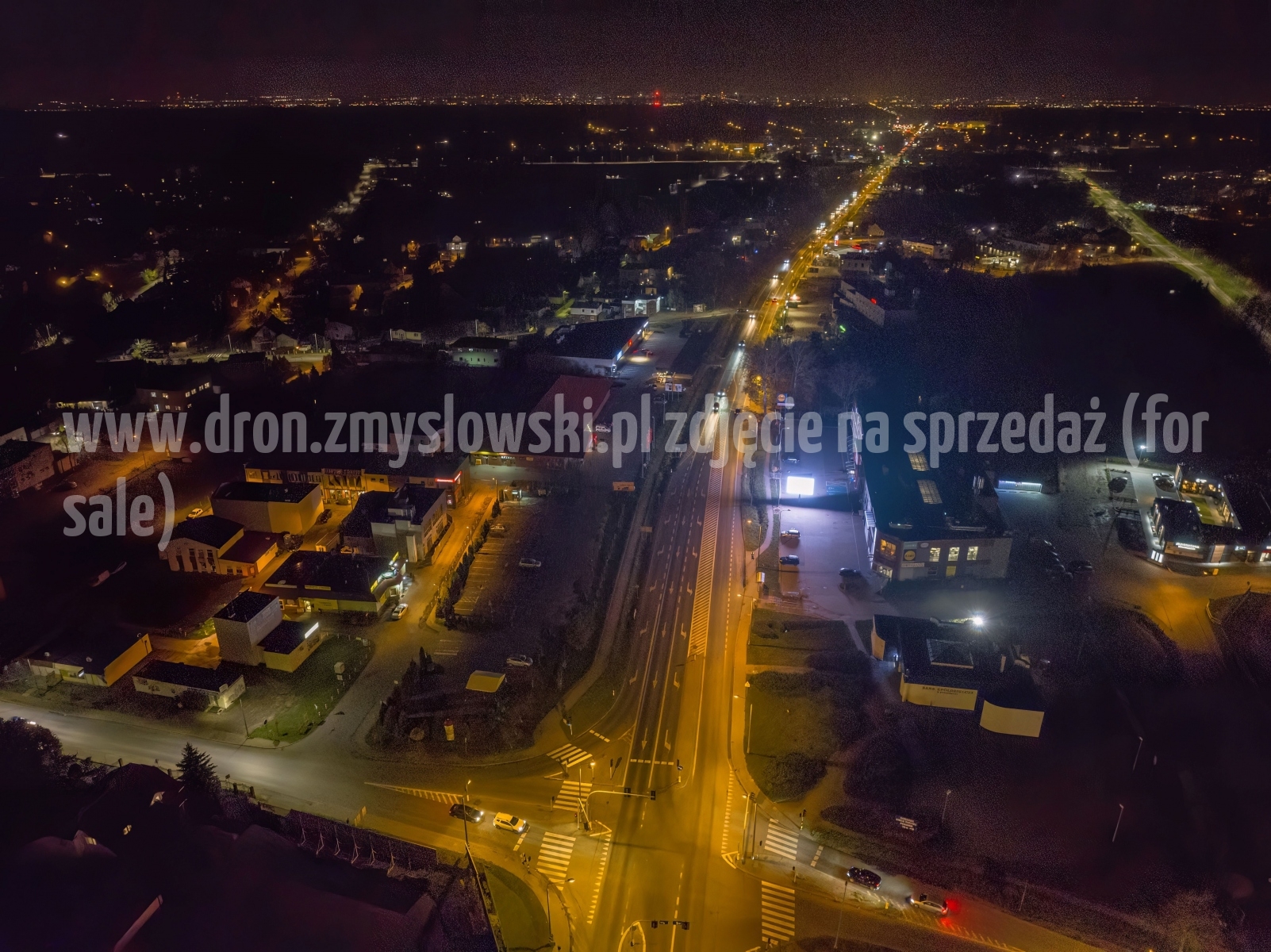 2022-11-06-nocny-lot-dronem-w-Osielsku-przy-Galerii-Osielsko_943-topaz-denoise