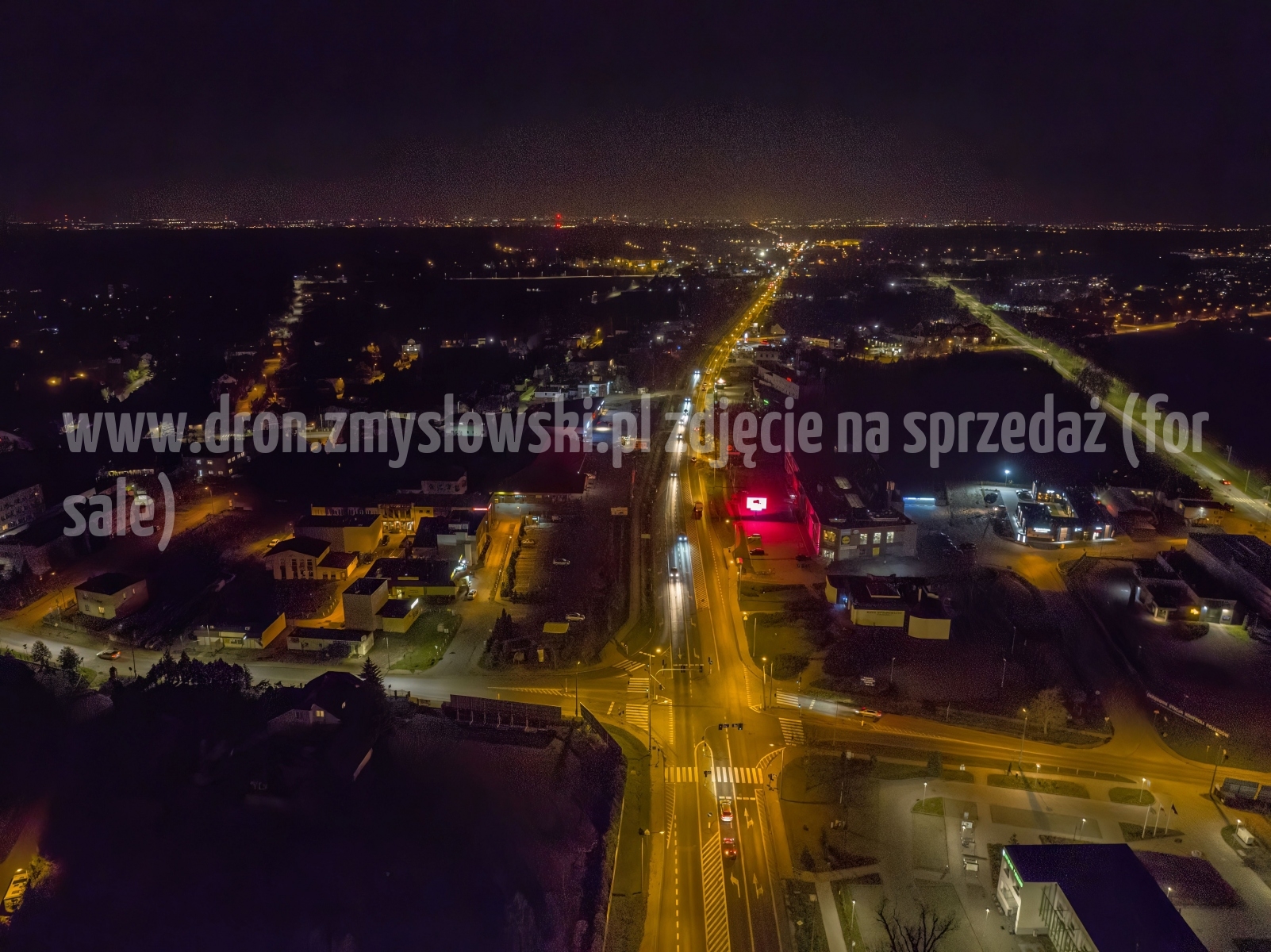 2022-11-06-nocny-lot-dronem-w-Osielsku-przy-Galerii-Osielsko_947-topaz-denoise