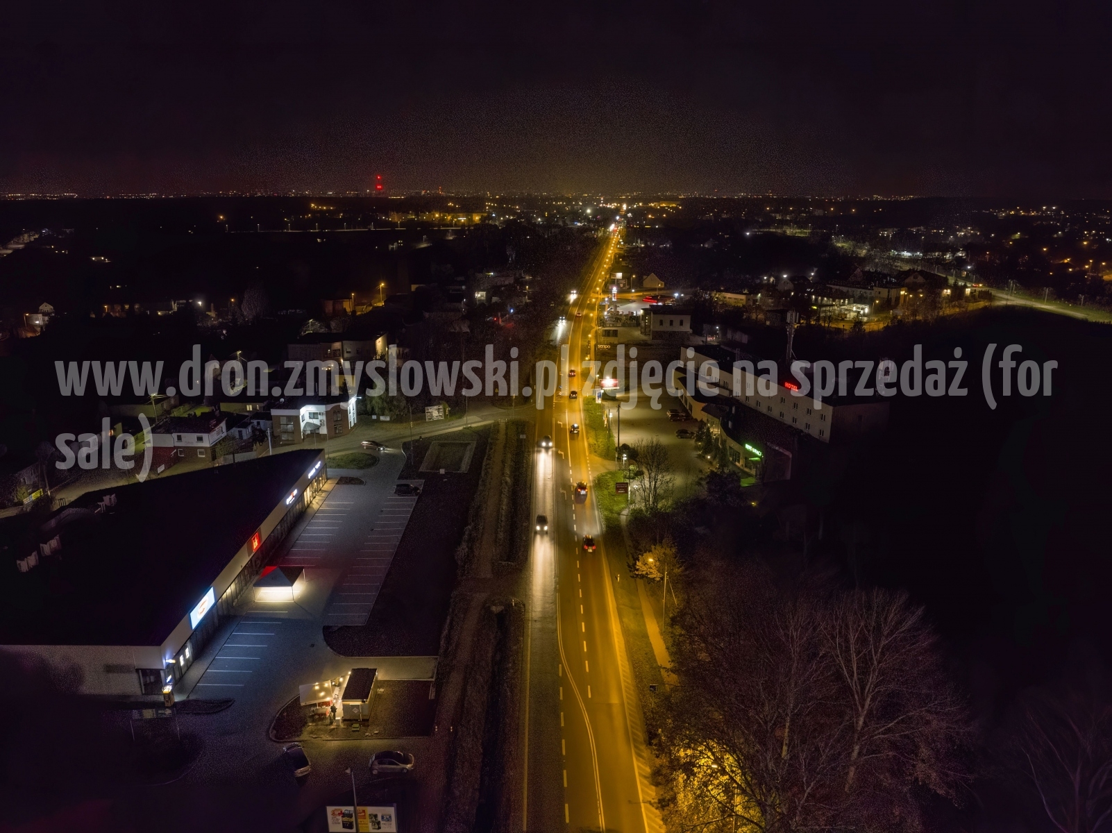 2022-11-06-nocny-lot-dronem-w-Osielsku-przy-Galerii-Osielsko_951-topaz-denoise