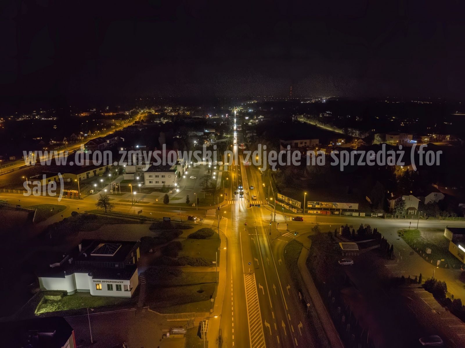 2022-11-06-nocny-lot-dronem-w-Osielsku-przy-Galerii-Osielsko_965-topaz-denoise