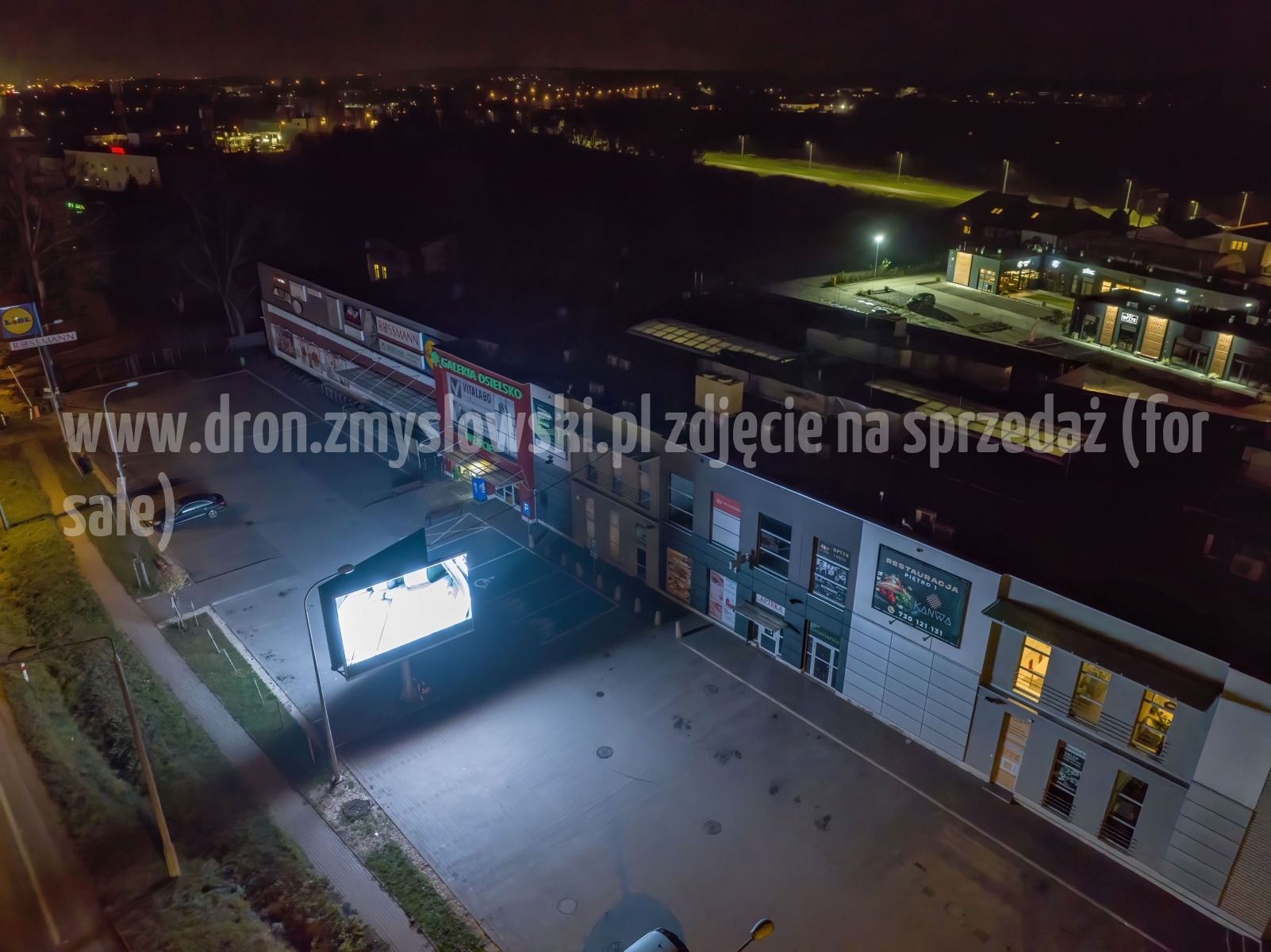 2022-11-06-nocny-lot-dronem-w-Osielsku-przy-Galerii-Osielsko_972-topaz-denoise