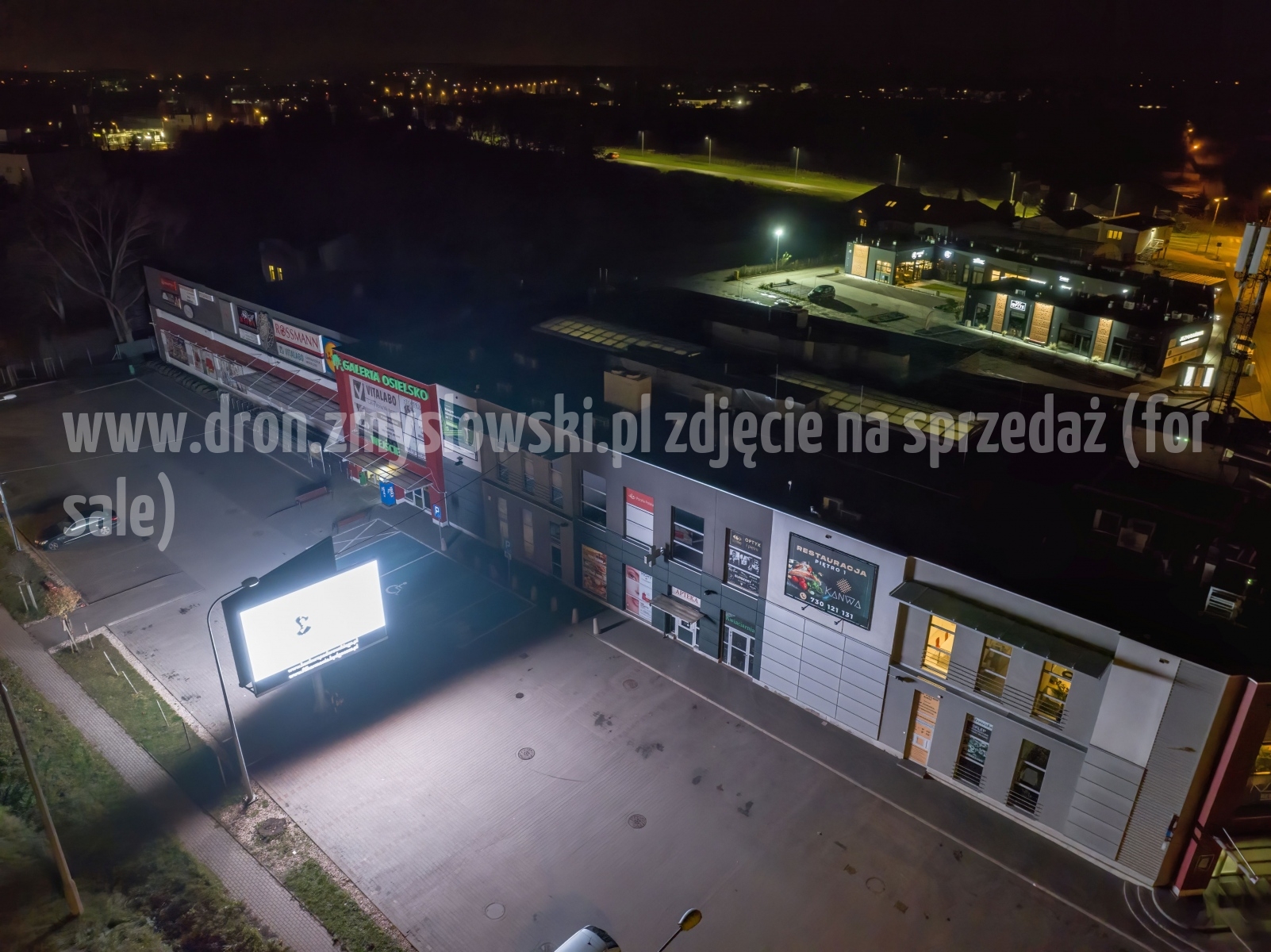 2022-11-06-nocny-lot-dronem-w-Osielsku-przy-Galerii-Osielsko_981-topaz-denoise-sharpen