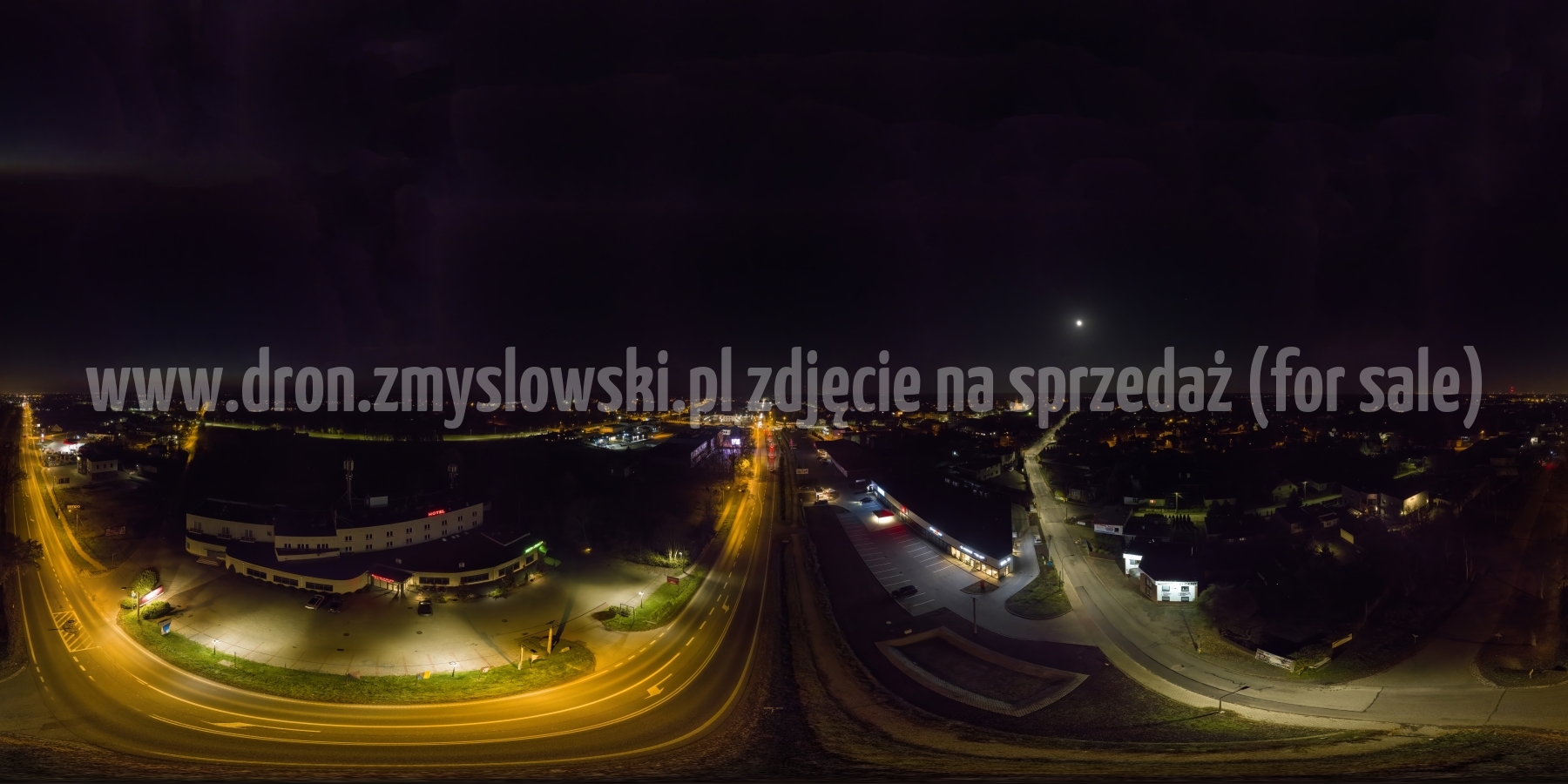 2022-11-06-nocny-lot-dronem-w-Osielsku-przy-Galerii-Osielsko_panorama_001-topaz-denoise