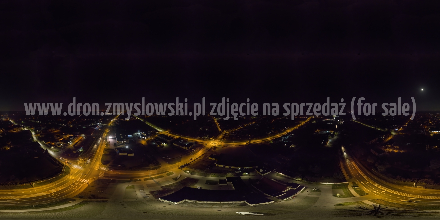 2022-11-06-nocny-lot-dronem-w-Osielsku-przy-Galerii-Osielsko_panorama_002-topaz-denoise