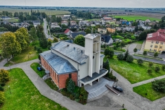 Pruszcz - kościół Trójcy Świętej z drona - 2022