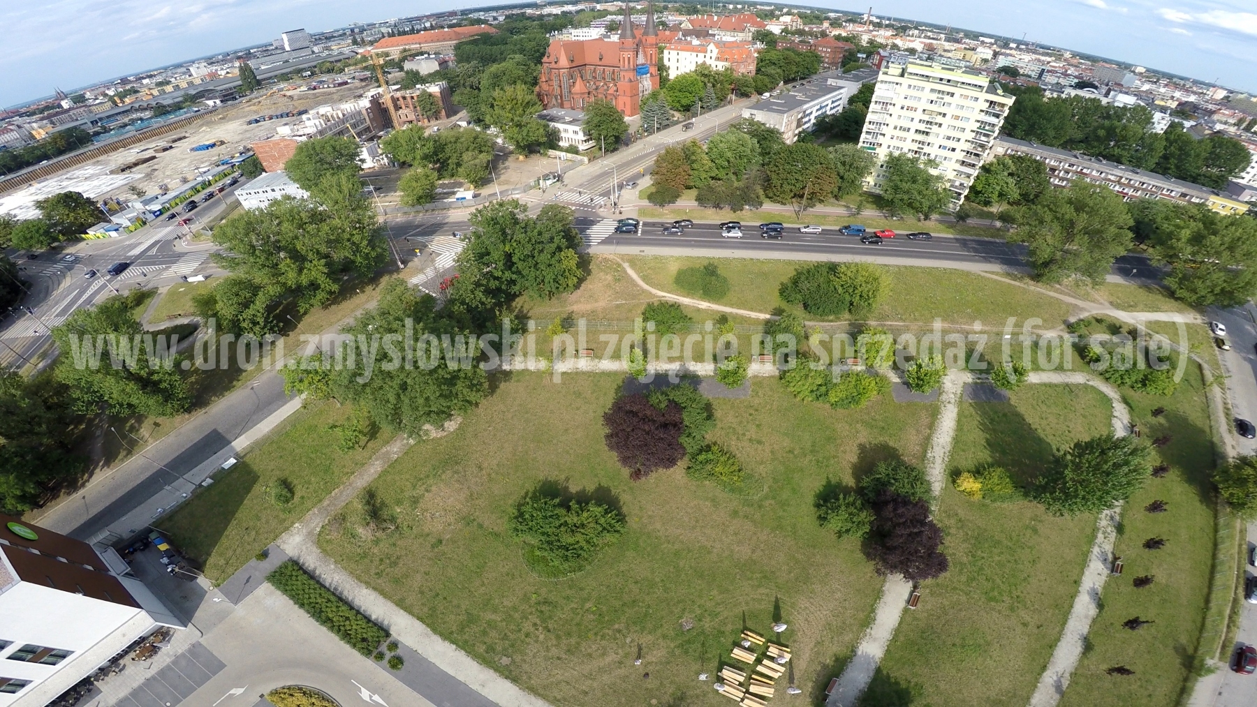 2015-07-12-dron-we-Wroclawiu-nad-hotelem-Campanile-004