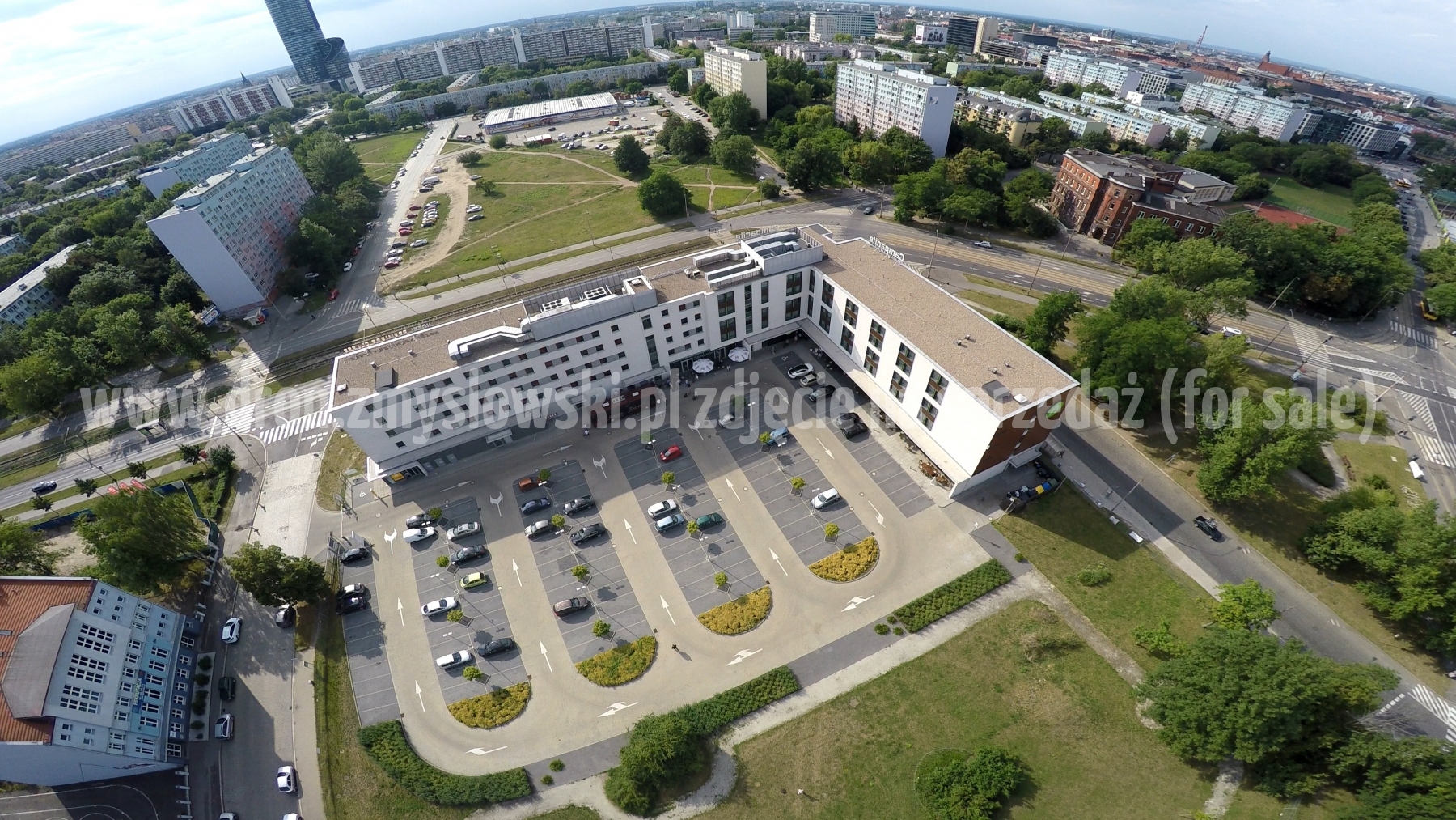 2015-07-12-dron-we-Wroclawiu-nad-hotelem-Campanile-008