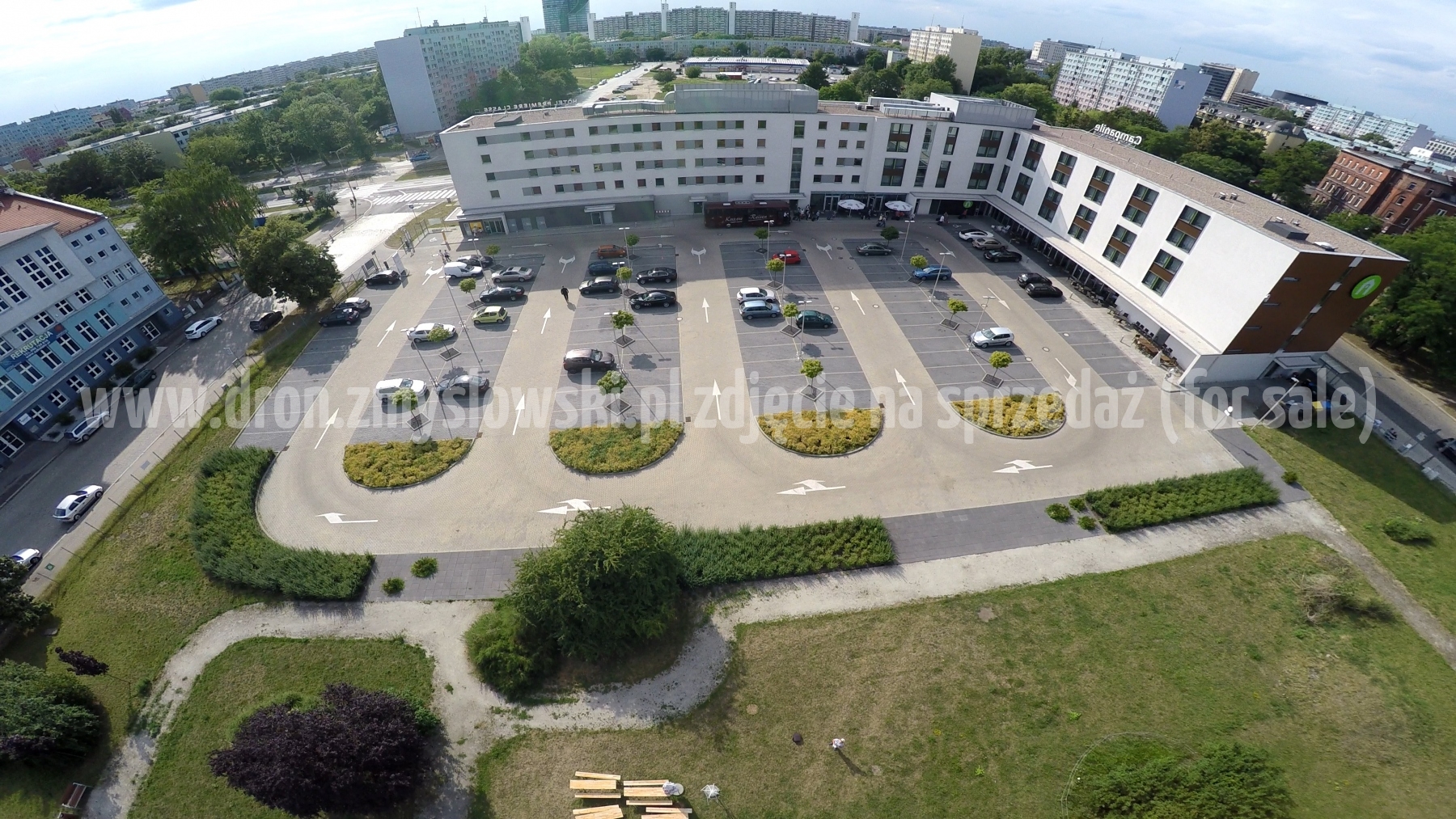 2015-07-12-dron-we-Wroclawiu-nad-hotelem-Campanile-010